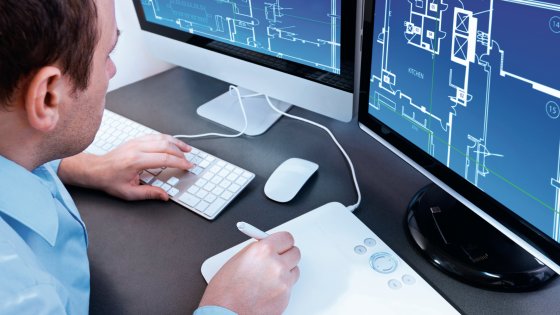 Mann zeichnet Bauplan am Computer