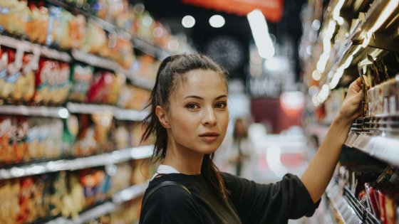 Frau im Supermarkt | © Photo by Joshua Rawson-Harris on Unsplash
